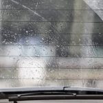 Cara Bersihkan Kaca Mobil yang Jamuran