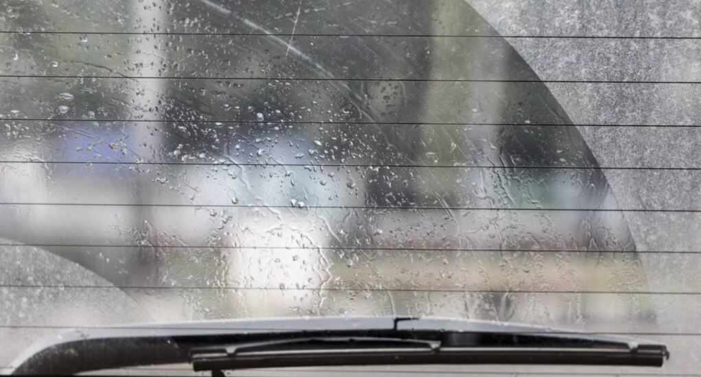 Cara Bersihkan Kaca Mobil yang Jamuran