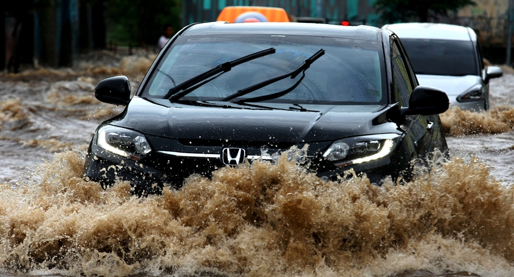 Tips Berkendara Saat Banjir