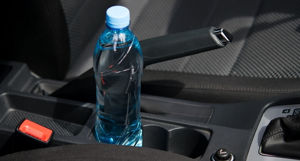 Minum Air Mineral yang Disimpan di Dalam Mobil,