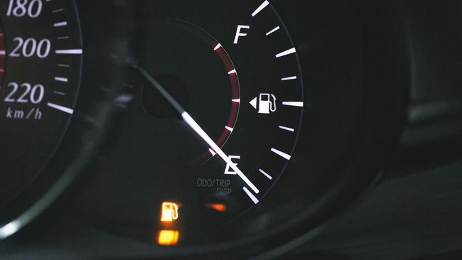 huruf f pada indikator bensin