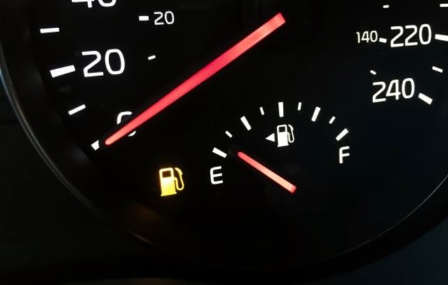 huruf e pada indikator bensin