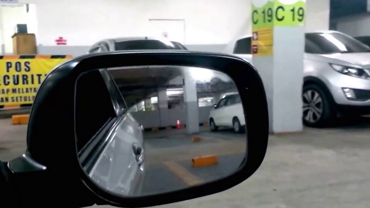 Gunakan Kaca Spion Mobil Untuk Parkir Kendaraan