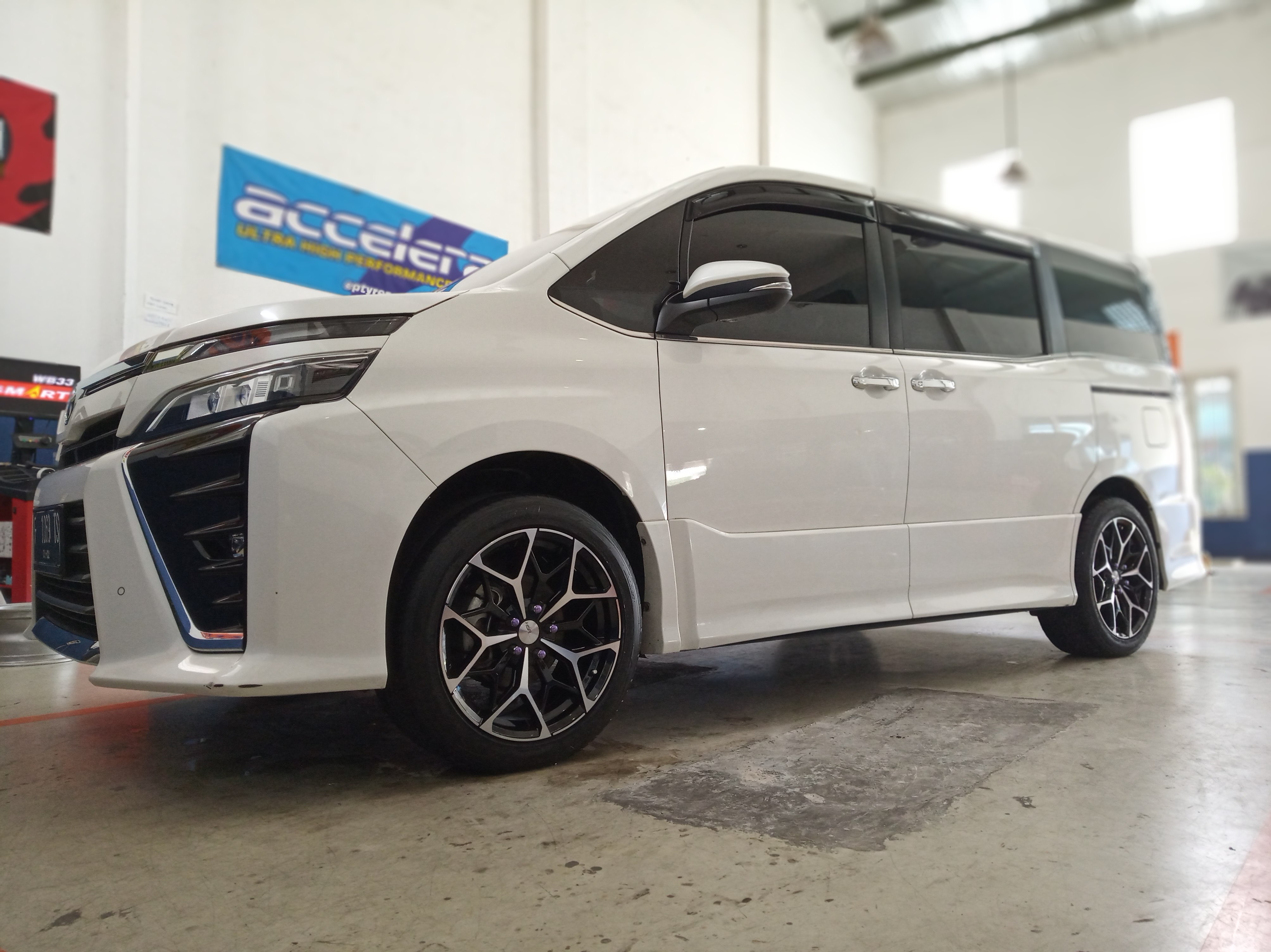 Modifikasi Velg Mobil Toyota Voxy Use Ring 18 Xfactor Toko Velg Ban Mobil Surabaya